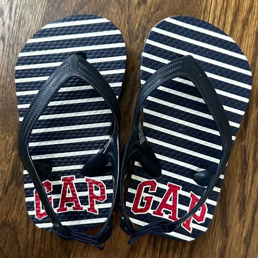 Gap navy blue striped flip flops, size 5T/6T